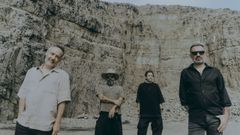 El vocalista del grupo Santi Balmes, primero por la izquierda, junto al resto de la banda.