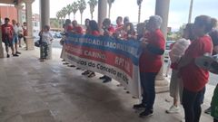 Cacerolada de protesta del personal municipal, durante el pleno celebrado el jueves