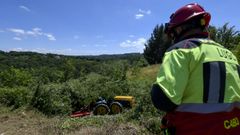 El tractor volc sobre un desnivel anexo a la finca