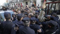 Enfrentamiento entre polic�as y vecinos en el desahucio de Aurelia Rey en enero del 2023 en la calle Padre Feijoo de A Coru�a