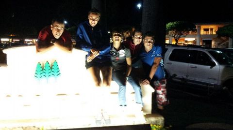 G�mez Noya (dcha) refugi�ndose en un aparcamiento de Maui ante la alerta de Tsunami del hurac�n Sandy (2012)