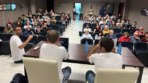 Un momento da reuni�n celebrada no centro c�vico do paseo do Malec�n