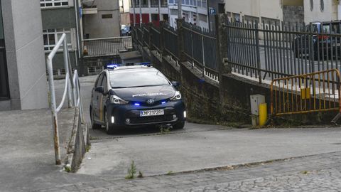 Una patrulla policial traslad aun joven acusado de apualar a otro hasta comisara tras decretar la jueza su ingreso en prisin.