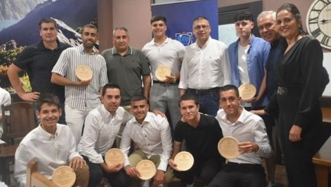 Los árbitros ascendidos en Ourense a Primera Galicia recibieron un recordatorio en la delegación provincial