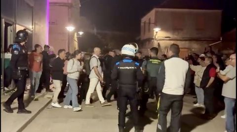 El alcalde de Bueu y otros ediles salieron por la puerta trasera del Concello bajo protección