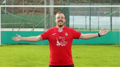 Manu Martnez, con la camiseta de la Candelaria sobre el csped del campo burelense de A Marosa.