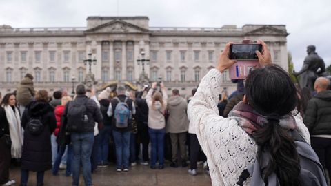 Expectaci�n en torno de Buckingham tras conocerse que el rey Carlos III retiraba todos sus t�tulos al pr�ncipe Andr�s