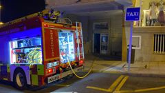 Intervenci�n en la calle Luis Vidal Rocha, en Sanxenxo, donde un menor se precipit� al vac�o desde un tercer piso