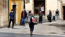 Numerosas personas esperan para acceder a un supermercado en la plaza del Fontn de Oviedo durante una nueva jornada marcada por el coronavirus.