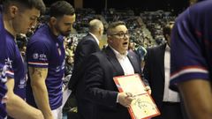 Epi, con su pizarra, en un tiempo muerto del Monbus Obradoiro
