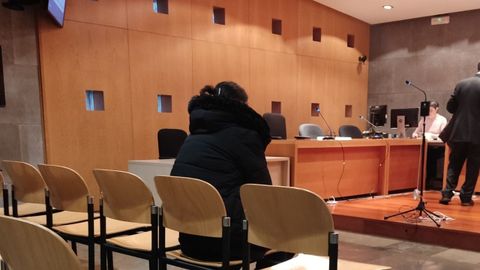 La acusada de un delito de abandono familiar sentada en el banquillo del Penal 1 de Oviedo