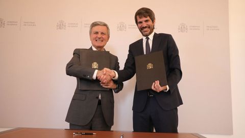 El ministro de Cultura, Ernest Urtasun (D), y el presidente de Correos, Pedro Saura (I), firman un convenio de colaboración