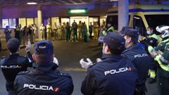 Polic�as nacionales y guardias civiles aplauden al personal de urgencias del Hospital Cl�nico de Santiago