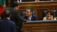 Aitor Esteban charlando en el Congreso con Pedro S�nchez y Carmen Calvo durante la investidura
