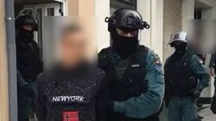 Tras ser detenido, Iv�n A��n fue trasladado entre grandes medidas de seguridad