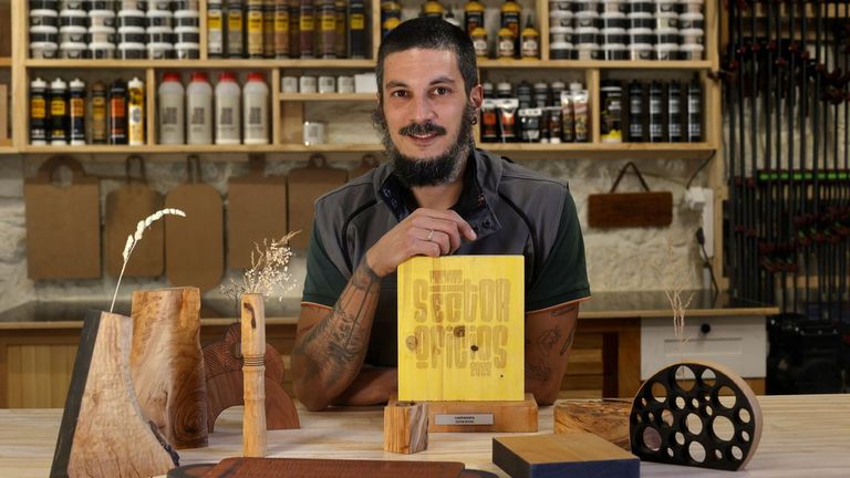 Joel Martnez, en su taller de Marn, con algunas de sus piezas y el premio a mejor carpintero de Espaa 2025