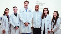 Bertrand Nelson, receptor de trasplante de pulm�n e h�gado y seropositivo (tercero desde la derecha), con miembros�del equipo m�dico que lo atendi� en el Instituto de Trasplantes NYU Langone