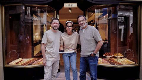 El creador de chök, la marca líder en pastelería sin gluten, Fernando Madrid (derecha) no quiso perderse la apertura de su nuevo establecimiento en la calle Real, del que se encargarán Atilano Vázquez y su mujer, Ana Villegas