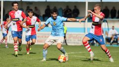 �lvaro Uriarte pugna con Remeseiro en la visita dle Arousa al Kiko Rey en la primera vuelta.