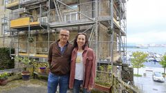 Jos� Luis Guerrero Montero y Cristina Mart�nez Canuria, delante del edificio que est�n rehabilitando