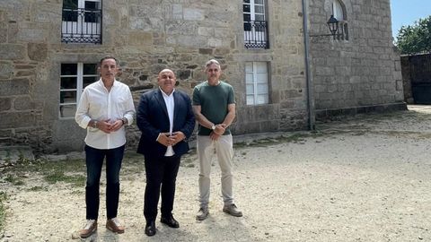 Martínez, Prieto y Fajardo, en el pazo de Goiáns.