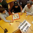 Partidas de parch�s, de cartas o de ajedrez entretienen a los vecinos encerrados en la casa consistorial boirense.