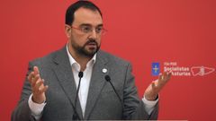 El Presidente del Principado de Asturias, Adrin Barbn, ofrece una rueda de prensa este lunes, en el marco de la reunin de la Comisin Ejecutiva Autonmica de la FSA-PSOE, en Oviedo (Asturias)