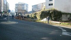 La zona carece de acera y es un punto negro en el centro de Sarria