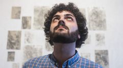 Tuset, autor deste texto, fotografado na galer�a Manolo Eir�n de Carballo 