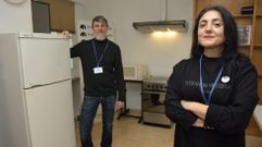 Natalia Montenegro y �scar Fraiz, trabajadores sociales de la oeneg� Boa Vida, en la cocina piloto que mont� la entidad para ense�ar a las personas que quieran convivir a compartir tareas y tejer lazos.