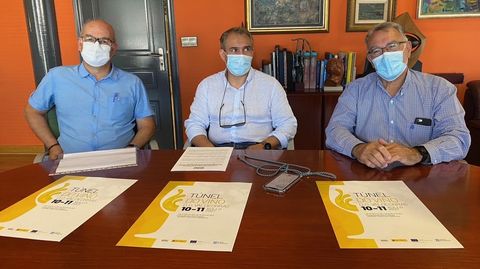 El edil de Turismo, Lalo Santos; el presidente de la DO, Jos� Luis Garc�a Pando; y el alcalde, Alfredo Garc�a.