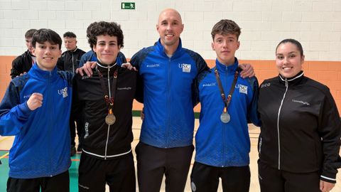 Los integrantes del Natural Sport, con los medallistas Lois Tom�s y Mart�n Lois, en el torneo.