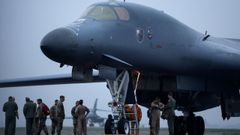 Personal militar estadounidense, ante un bombardero B1 B, en la base brit�nica de Fairford.  