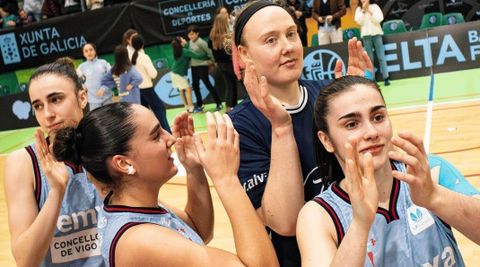 Jugadoras del Celta de baloncesto, tras un partido en Navia.