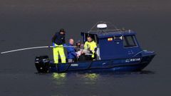 Muestreo realizado con bi�logos por la cofrad�a de Noia el 19 de febrero para conocer la mortandad del marisco