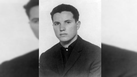 O pintor naceu en B�veda de Amoeiro (Ourense) en 1944