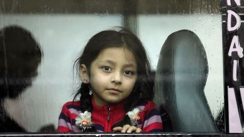 Una ni�a mira a trav�s de la ventana de un autob�s que traslada refugiados desde Damasco hasta  Aallat al-Madiq, a 45 kil�metros al noroeste de la ciudad de Hama, en Siria