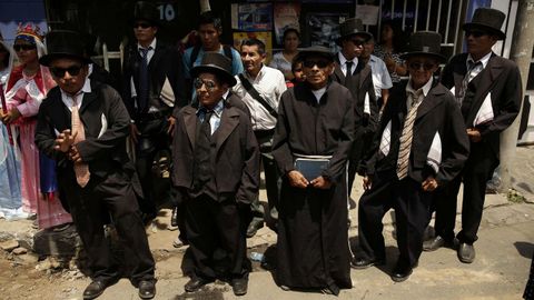 Personajes conocidos como Chapetones participan junto a cientos de feligreses cat�licos en un tributo a la virgen Mar�a en San Salvador