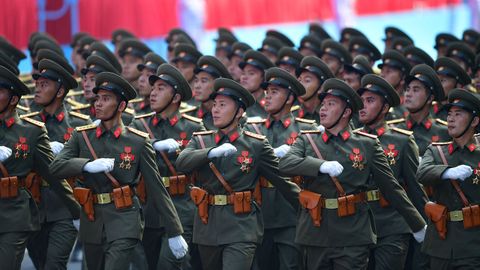 Desfile militar en Ho Chi Mihn por el 50 aniversario de la guerra de Vietnam.