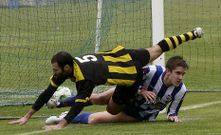 Momento del s�bado en el que Reneseiro marca en el segundo palo ante la oposici�n de Sestelo, del R�pido de Bouzas.