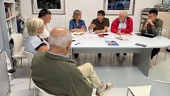 Pedro Blanco y los concejales Marta Abal y Sindo Guinarte se reunieron con representantes de la asociaci�n vecinal� Casa Agraria.