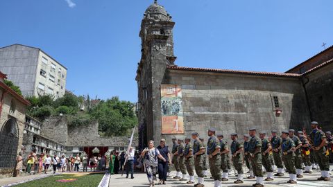Procesión de Corpus saliendo de la iglesia de Santa Baia de Boiro, alfombras florales