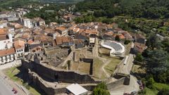 Imagen a�rea del castillo de los Sarmiento y del casco hist�rico de Ribadavia