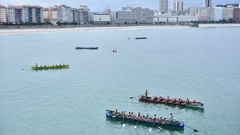 Traineras participantes en un Teresa Herrera, en la bah�a del Orz�n.