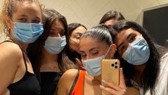 Laura Canedo, Manuela Mart�nez, Shara Rey, Sara M�ndez y Xoana Boquete (de izquierda a derecha) hace unas semanas en El Pel�cano. Para ellas la opci�n de salir en Fin de A�o supon�a el riesgo de contagiarse por lo que la semana pasada decidieron que no saldr�an, a pesar de tener entradas compradas para la fiesta de la discoteca