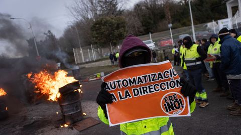 Trabajadores de ENCE Navia durante las movilizaciones de la planta de la pastera ENCE, a 30 de enero de 2026, en Navia, Asturias