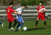 El jugador del Palmeira Pichichi, de blanco, cometi� el penalti sobre Manoli�o, a la derecha. 