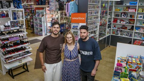 Valentina, del estanco Xacobio, junto a sus dos hijos, Jacobo y Adrin.