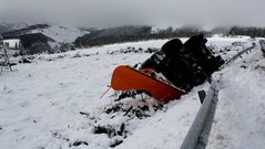 Salida de v�a de una quitanieves en la bajada de la sierra de Meira