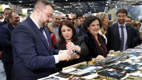 Adrin Barbn coloca a Adriana Lastra una pulsera promocional en presencia de la consejera de Cultura, Berta Pin, de la viceconsejera de Turismo, Graciela Blanco; y del consejero de de Industria, Enrique Fernndez.